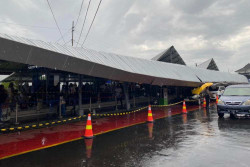 Hujan Deras, Kanopi Drop Zone di Stasiun Tugu Jatuh, 5 Mobil Jadi Korban