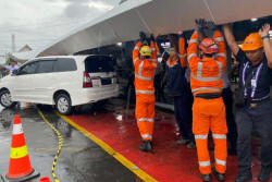 Petugas Mulai Evakuasi Mobil Tertimpa Kanopi di Stasiun Tugu