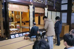 Perusahaan di Jepang Punya Kebiasaan Unik, Adakan Upacara Kuil untuk Hormati Serangga yang Mati