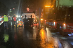 Mini Cooper Terguling di Ring Road Barat Sleman, Tabrak Pembatas Jalan