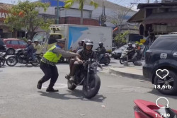 Viral Polisi di Jogja Terseret Pengendara Motor Knalpot Brong Melarikan Diri