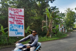 Bikin Heboh, Banner Antipolitik Uang Terpasang di Muntuk Dlingo