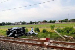 Ditabrak KA di Palang Tanpa Pintu, Mobil Ringsek Tak Berbentuk, 2 Orang Dikabarkan Meninggal