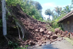 Dampak Badai Anggrek, Dua Ruas Jalan di Kulonprogo Ditutup karena Tanah longsor