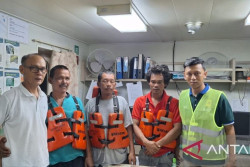Kapal Nelayan Dihantam Ombak  Samudra Hindia, 1 Orang Hilang dan 3 Selamat dengan Mengambang