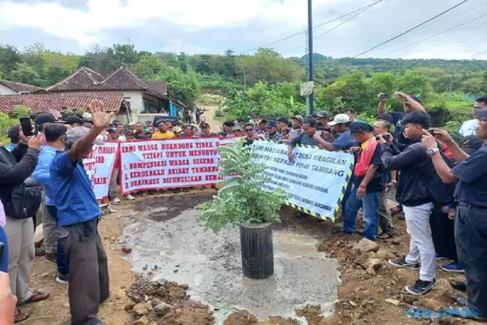 Warga Perbatasan Klaten-Gunungkidul Demo Tutup Akses Truk Tanah Uruk untuk Tol