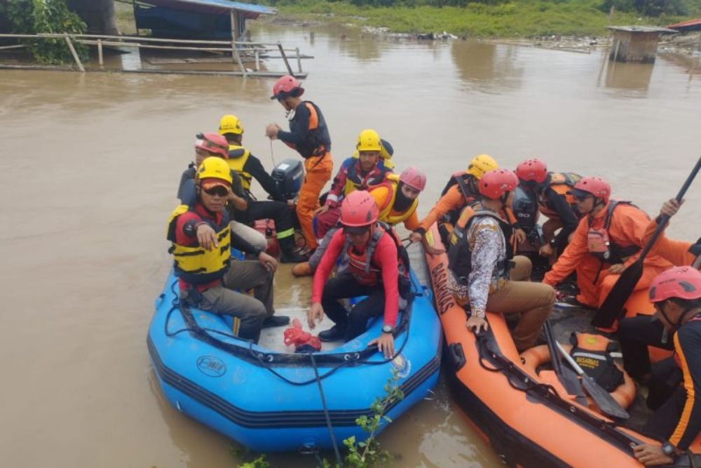 Tim SAR Sisir Sungai untuk Cari Satu Karyawan yang Terseret Banjir di Cilegon