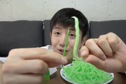 Muncul Tren Mukbang Makan Tusuk Gigi Goreng di Korea Selatan