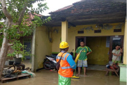 Utamakan keselamatan Masyarakat, PLN Amankan Pasokan Listrik Daerah Terdampak Banjir di Kecamatan Gubug