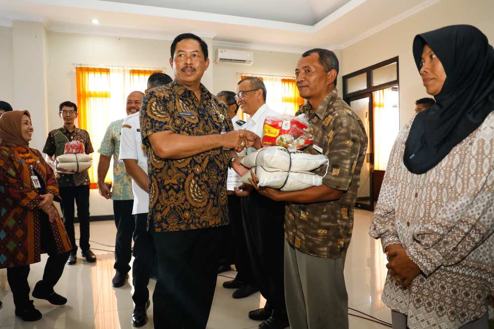 Pj Gubernur Serahkan Bantuan Pangan kepada 1.000 Keluarga di Karanganyar