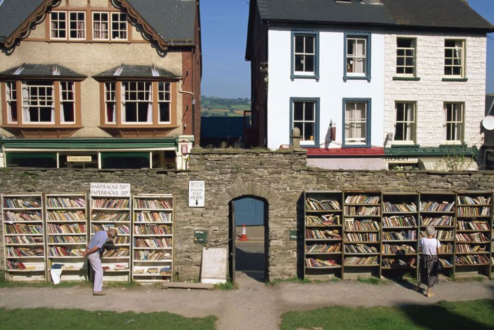 Jalanan Penuh Rak Buku, Kota di Inggris Ini Dijuluki Kota Buku