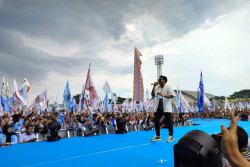 Denny Caknan Goyang Ribuan Pendukung Prabowo di Gelora Delta Sidoarjo