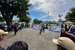 Ratusan Mahasiswa Gelar Aksi di Depan Istana Presiden Gedung Agung Jogja