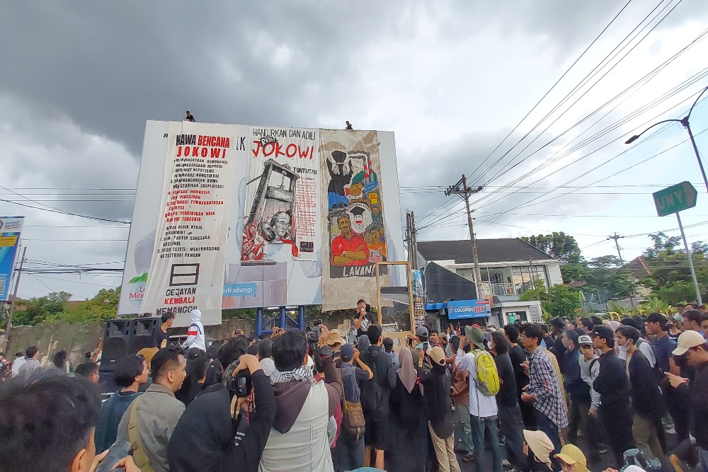 Gelar Aksi Massa Di Simpang Tiga Gejayan, Ribuan Demonstran Sampaikan 11 Poin Tuntutan