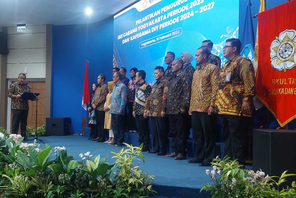 Gubernur BI Lantik Pengurus ISEI Cabang Yogyakarta dan Kafegama DIY