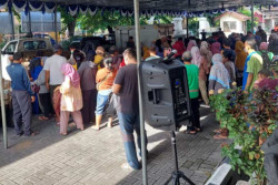 Demi Beras Murah, Warga Rela Antre Sejam di Pasar Murah Disperindag DIY