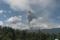Gunung Dukono Halmahera Meletus, Semburan Abu Vulkanik Capai 2,7 Kilometer