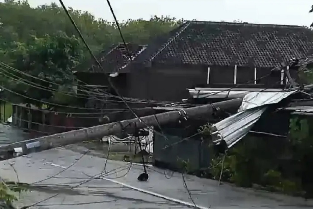 Angin Puting Beliung Menerjang Gondangrejo Karanganyar Merusak 28 Rumah, Tiang Listrik Ambruk