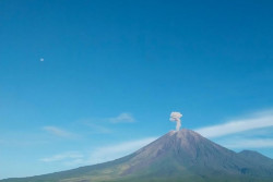 Erupsi Gunung Semeru Munculkan Kolom Abu hingga 900 Meter