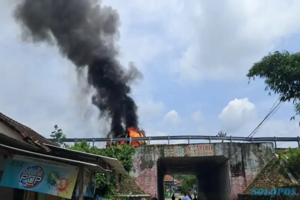 Detik-detik Mobil Terbakar di Jalan Tol Boyolali, Penumpang Selamat