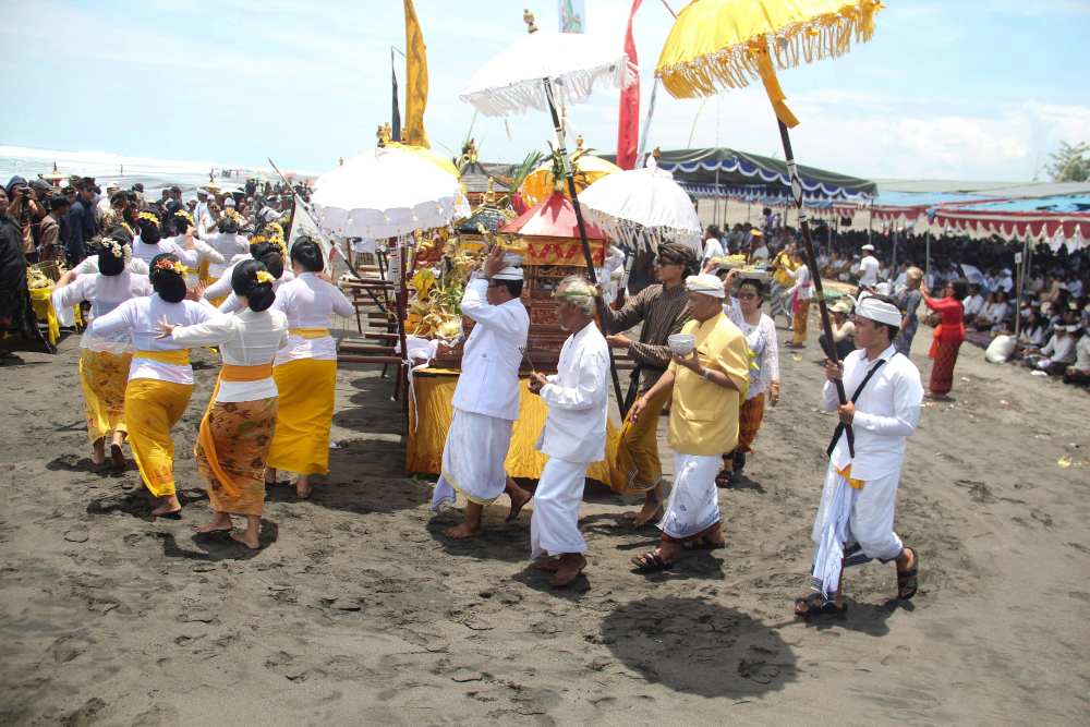 Sambut Hari Raya Nyepi, Ratusan Umat Hindu Gelar Upacara Melasti di Parangkusumo