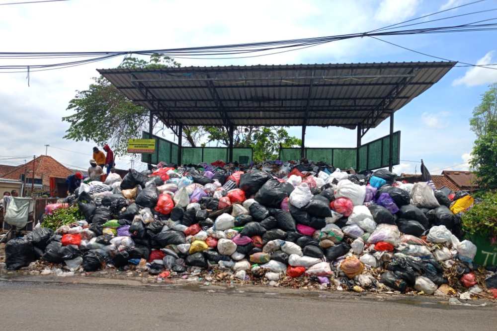Petugas Kewalahan, Sampah di Depo Pengok Sudah Penuhi Bahu Jalan