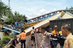 Flyover Roboh Timpa Kereta Api, Dua Orang Meninggal Dunia