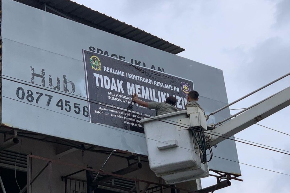 Satpol PP Kota Jogja Tertibkan Reklame Tak Berizin di Tiga Titik Ini
