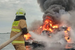 Kapal Pesiar Terbakar di Perairan Kepulauan Seribu