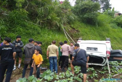 Mobil Rombongan Wisatawan Asal Jogja Terjun ke Jurang di Tawangmangu, 2 Orang Terluka