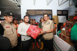 Pj Gubernur Jateng Tinjau Banjir Pekalongan, Serahkan Bantuan Senilai Rp160 Juta