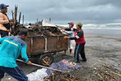 Hujan Deras Kamis Sore, Sampah Menumpuk di Pantai Selatan Bantul hingga 6 Ton