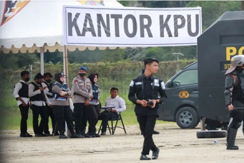 Jelang Pengumuman Hasil Pemilu 2024, Ribuan Polisi Jaga KPU dan Gedung DPR/MPR