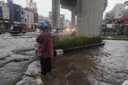 Sebanyak 198 warga Semper Barat Jakarta Utara mengungsi akibat banjir