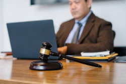 Apa Itu Advokat: Pengertian, Tugas dan Wewenang yang Dimiliki