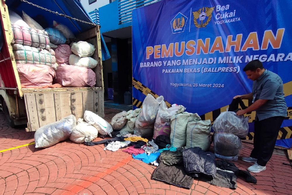 Bea Cukai Yogyakarta Musnahkan 2 Truk Pakaian Bekas Impor