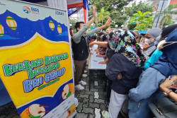 BRI Bagikan Paket Sembako dan Santunan bagi Anak Yatim di Jogja