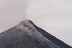 Hujan Berkepanjangan di Puncak Gunung Karangetang, Banjir Material Vulkanik Ancam 5 Desa di Siau