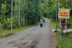Kurangi Risiko Kecelakaan, DPUPKP Sleman Pasang Peringatan Jalan Rusak di Sejumlah Titik