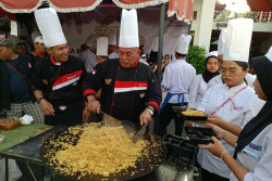 Masak Bareng di Tugu Jogja, Puluhan Chef Bagikan 1.500 Porsi Nasi Kebuli untuk Buka Puasa