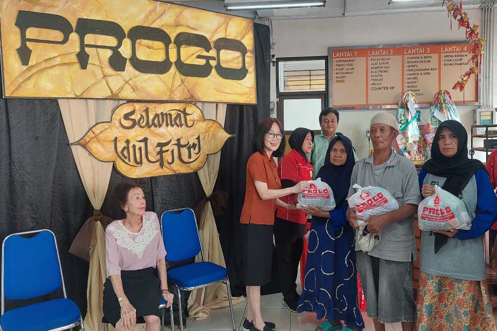 Toko Progo Bagikan 200 Paket Sembako untuk Warga