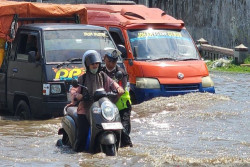 Jalur Mudik di Semarang Terendam Banjir, Banyak Kendaraan Mogok