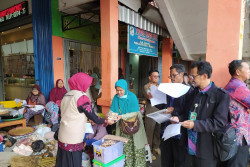 Datangi Pedagang Pasar Wates, Kemenag Ingatkan Wajib Sertifikasi Halal Produk Mulai 17 Oktober 2024