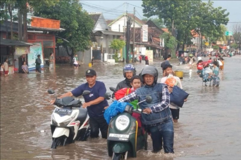 Jalan Kraton Pasuruan Jawa Timur Terendam Banjir, Jalur Pantura Tambakrejo Ditutup