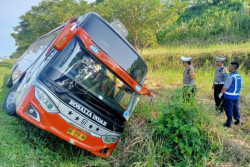 Bus Rosalia Indah Masuk Parit di Tol Semarang-Batang, Tujuh Orang Meninggal