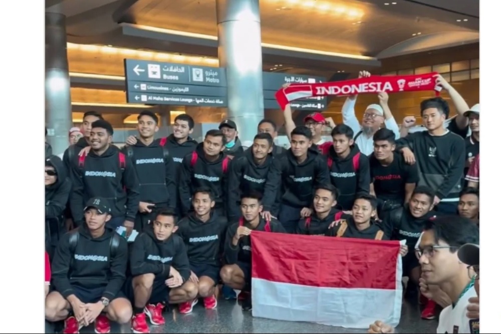 Suporter Indonesia Sambut Timnas Indonesia yang Tiba di Bandara Qatar