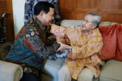 Prabowo Bagikan Kebersamaan dengan Sang Tante yang Berusia 105 Tahun