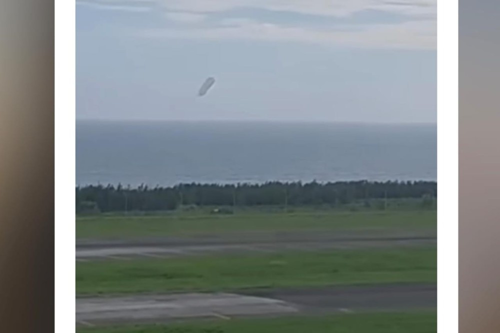 Viral Balon Udara Tiba-tiba Mendarat di Runway Bandara YIA
