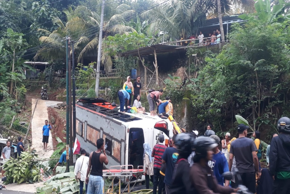 Diduga Karena Rem Blong, Bus Kecelakaan di Imogiri