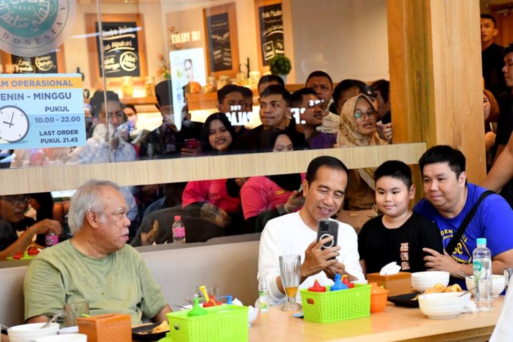 Jokowi Makan Bakso, Jalan-jalan di Mal Kota Gorontalo